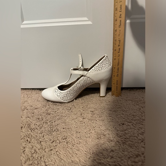 White Giani Bernini Heels Size 6 - Picture 5 of 6